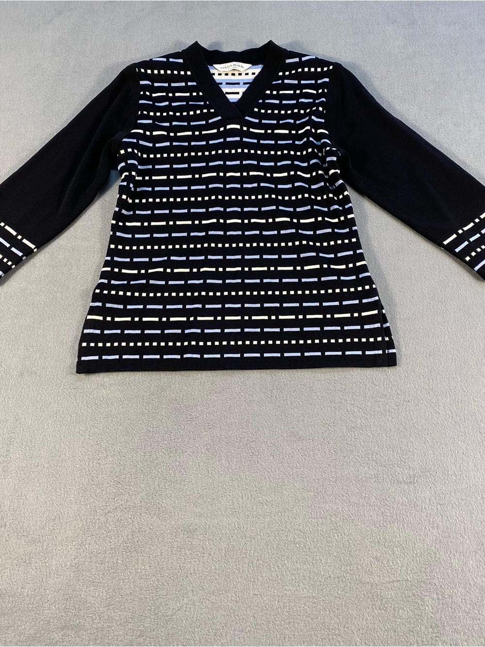 Exclusively Misook petite Women's Black Patterned V-Neck Sweater, 3/4 sleeves, P